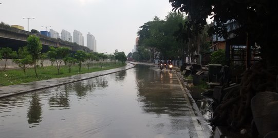 Proyek tanggul tak kunjung usai, muara Kali Ciliwung Lama meluap