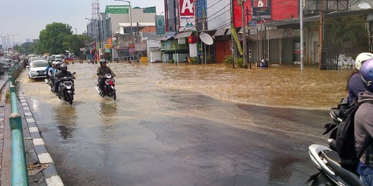 Hingga siang ini, jalan Abdullah Syafei masih terendam banjir