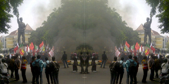 Tolak kenaikan BBM, mahasiswa & warga Solo bakar foto Jokowi