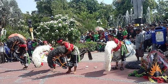 Tuntut UMK 2015, buruh di Jatim gelar Tari Kuda Lumping