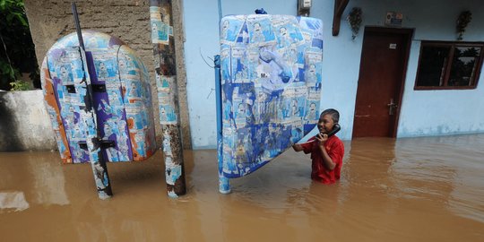 Renang di Ancol mahal, Ramadian & Iwan main di lokasi banjir