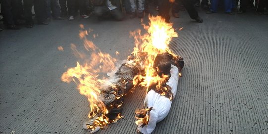 Demo tolak BBM dan UMP, buruh bakar boneka pocong berwajah Ahok