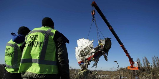 Bangkai pesawat & sisa korban insiden MH17 di Ukraina dievakuasi