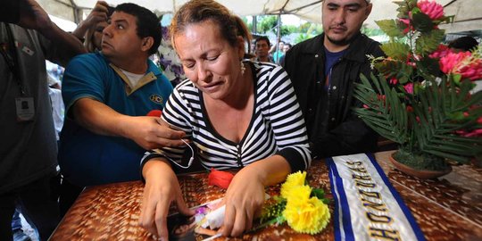 Isak tangis keluarga sambut jenazah Miss Honduras di rumah duka