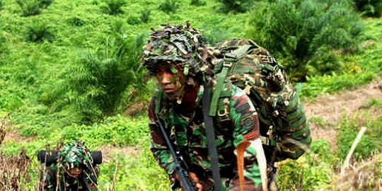 di karawang anggota tni seret dan pukuli polisi rev4