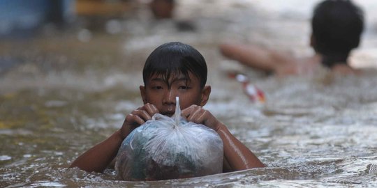 Baru sehari jadi gubernur DKI Jakarta, Ahok disambut banjir
