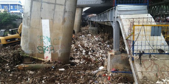 Ini tebalnya sampah di bawah jembatan Rawajati Kalibata