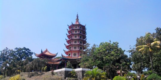 Memohon keajaiban Dewi Kwan Im di Pagoda Watugong, Semarang