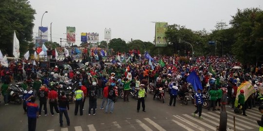 Demo buruh kenaikan UMK macetkan jalan, warga Cikarang stres