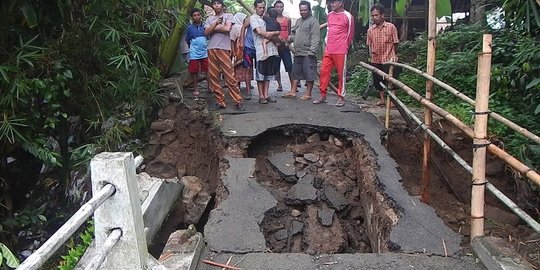 Jembatan Kali Bangkong ambrol, 300 warga Banyumas terisolir