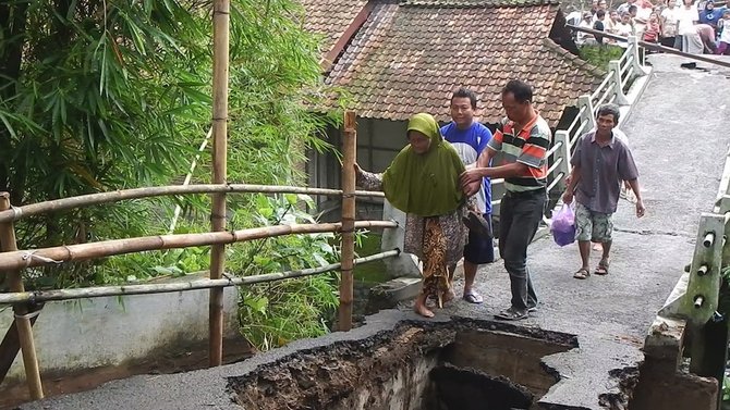 jembatan rusak di banyumas