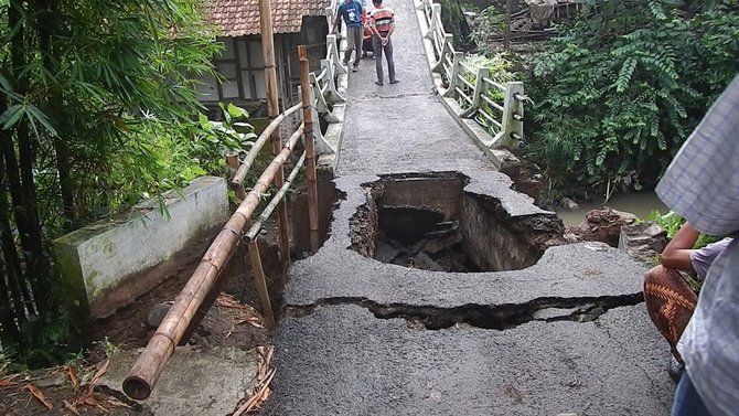 jembatan rusak di banyumas