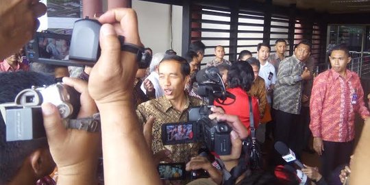 'Pak Jokowi kok naik pesawat komersil, sih?'