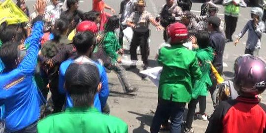 Demo BBM di DPRD Jatim ricuh, mahasiswa bentrok dengan polisi