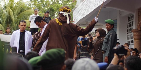 Tertangkap basah main judi togel, pria paruh baya dihukum cambuk