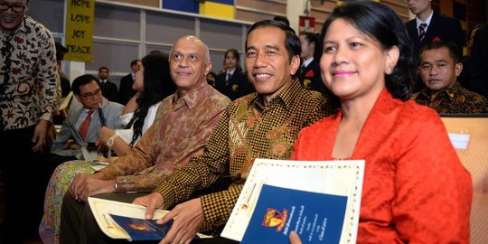 Foto : Bernuansa tradisional, Jokowi hadiri wisuda Kaesang di Singapura | merdeka.com