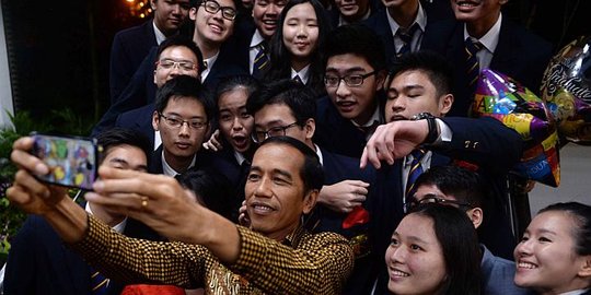 Momen Jokowi ditodong selfie para siswa di Singapura