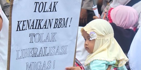 Di tengah terik matahari, massa HTI bawa balita demo tolak BBM