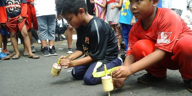 Serunya anak anak main permainan  tradisional  di Jalan 