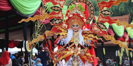 Ratusan penari cantik meriahkan Banyuwangi Ethno Carnival 2014