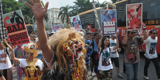 Aksi tolak keras reklamasi Tanjung Benoa di Bundaran HI
