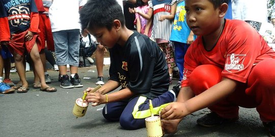 Senangnya anak-anak bermain gasing dan congkak di Car Free Day
