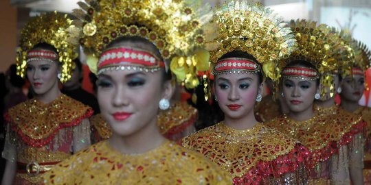 Aksi wanita cantik unjuk kebolehan dalam Indonesia Menari 2014