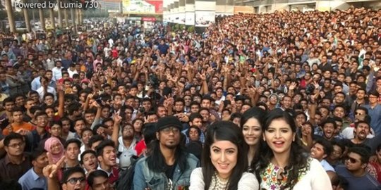 Wow, Lumia 730 berhasil abadikan foto selfie terbesar sejagat!