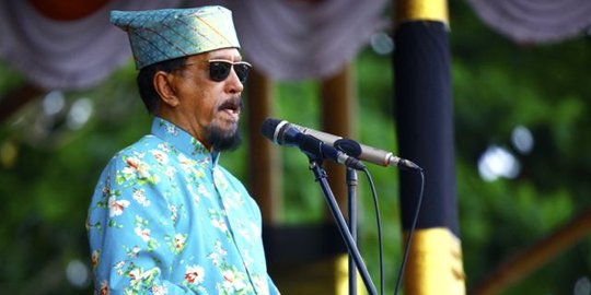 Sultan Ternate ke-48, senator tertua penganut poligami