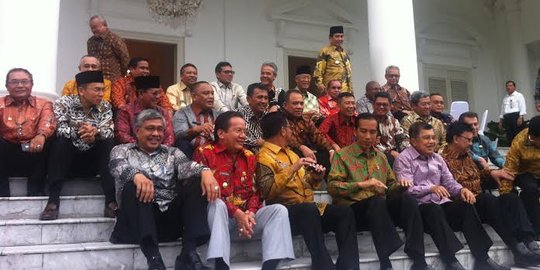 Usai dengarkan arahan, gubernur se-Indonesia foto bareng Jokowi