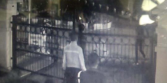 Penyerang pos satpam Gedung Sate terekam CCTV, ini ciri-cirinya