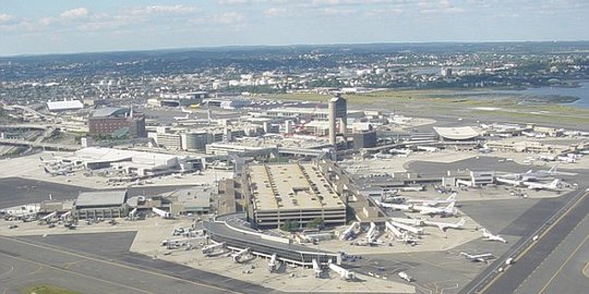 Pria bugil jatuh dari atap bandara di Amerika