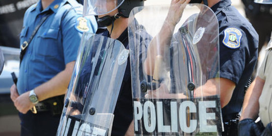 Polisi diduga rasis diputus bebas, Kota Feguson AS kembali rusuh