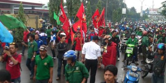 Tuntut revisi UMK, buruh di Tangerang blokir akses Tol Bitung