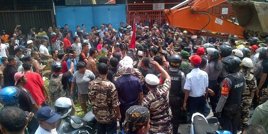 Penertiban bangunan di lahan PT KAI di Medan ricuh