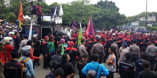 Demo kenaikan UMK, buruh berjoget di tengah guyuran hujan