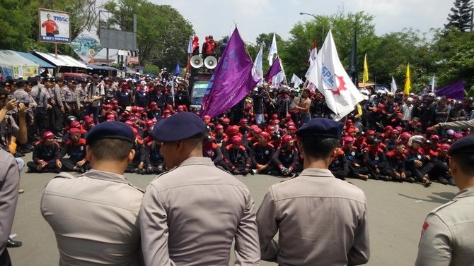 demo buruh di tangerang tolak umk