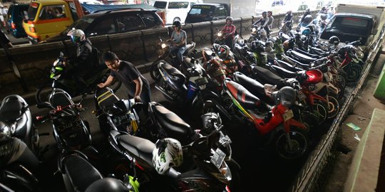 Bikin macet, parkir liar di Pasar Cipulir tak kunjung ditindak