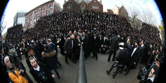 Pakai 'tongsis' 9 meter, pendeta Yahudi pecahkan rekor selfie