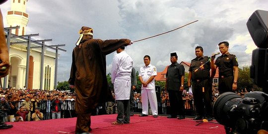 Jaksa hukum cambuk 7 penjudi di Bireuen Aceh