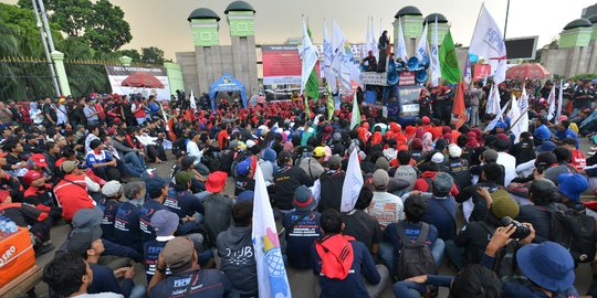 Ratusan buruh tuntut upah layak dan tolak BBM naik di Gedung DPR