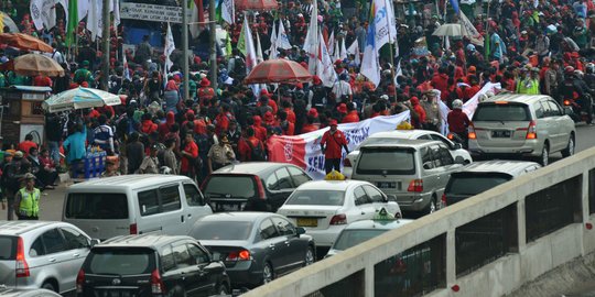 Imbas demo buruh, lalu lintas di depan Gedung DPR tersendat