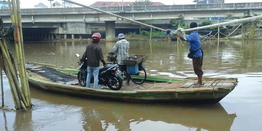 Menengok perahu eretan, transportasi warga di Kapuk Muara