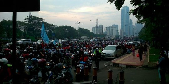 Buruh blokir Jalan Gatot Subroto depan gedung Kemenaker