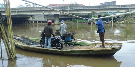 Perahu eretan, dulu didayung kini ditarik pakai tambang