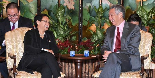 Keakraban Menlu Retno saat bertemu PM Singapura Lee Hsien Loong