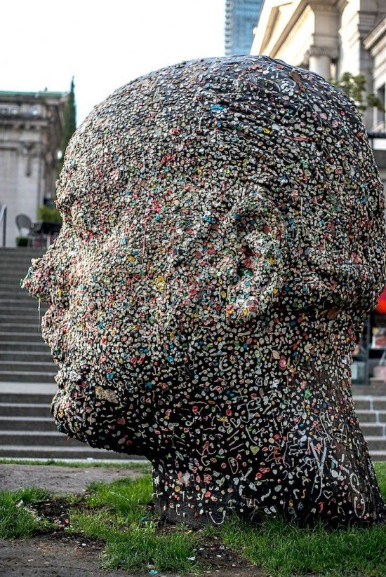 patung kepala douglas coupland