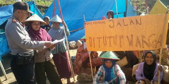 Ibu-ibu blokir jalan masuk PT Semen Indonesia di Rembang