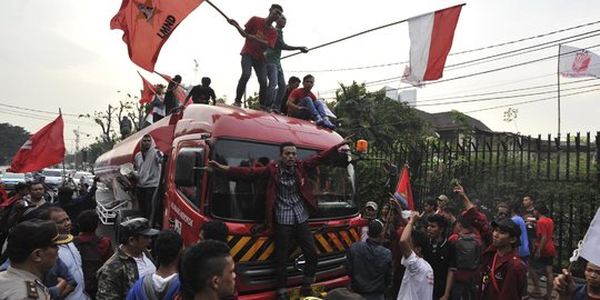 Protes BBM naik, buruh & mahasiswa nekat sandera truk Pertamina