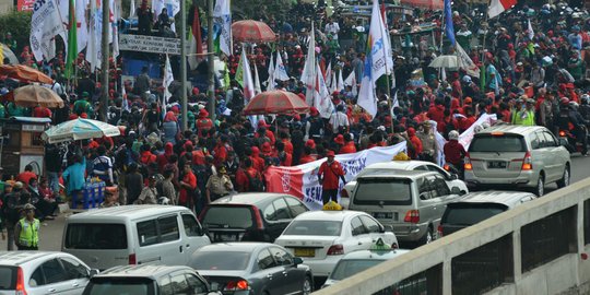 Blokade Jl Gatot Subroto, buruh gagal bertemu Menaker